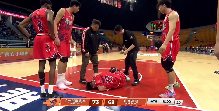 😭不要啊！郭艾伦反击对抗后 抱着左膝痛苦倒地 被担架车送出场