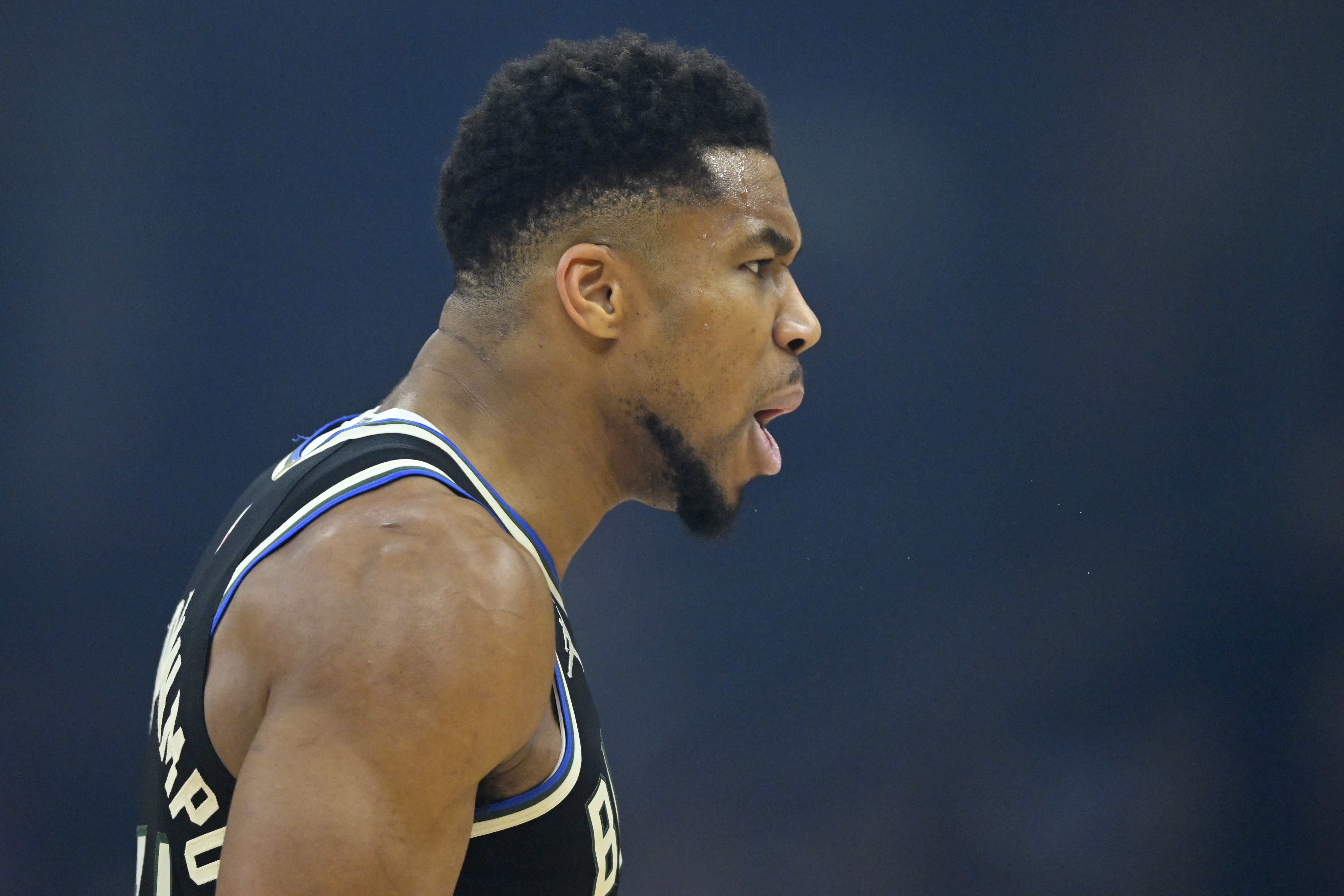 仍然是怪兽！字母哥持球推进直接杀篮下 隔着两人完成炸扣